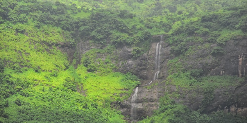 Pandavkada Waterfalls gushing down from a height, the best places to see in Navi Mumbai