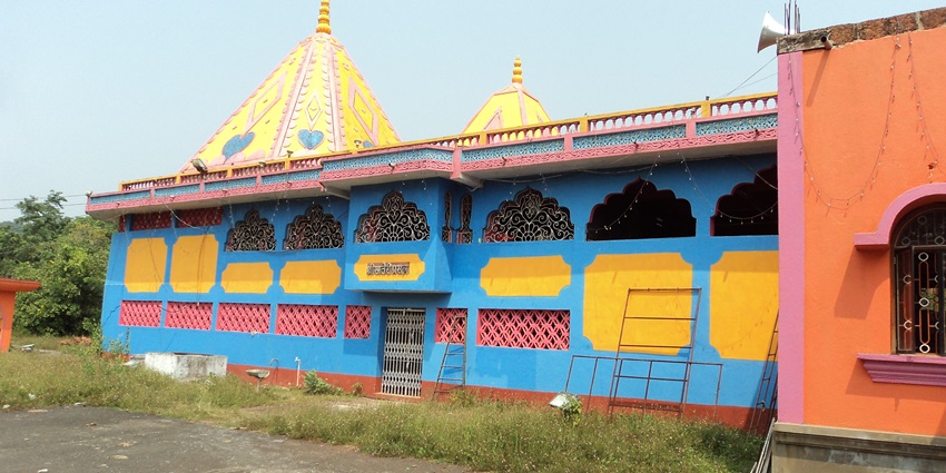 A picture of the Sri Sateri Temple in Malvan with bright and colourful exterior walls