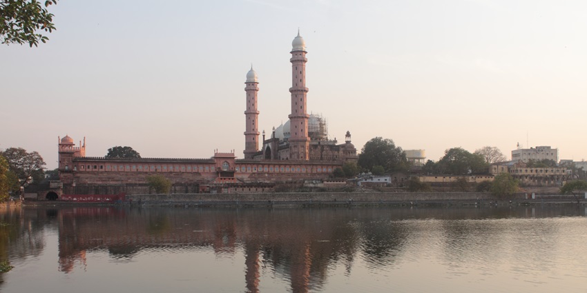 Visiting the grand Taj-ul-Masajid by the lake is one of the best things to do in Bhopal
