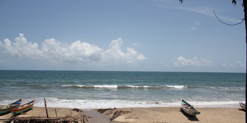 A serene view of Tarkarli Beach with pristine white sand, one of the best things to do in Malvan.