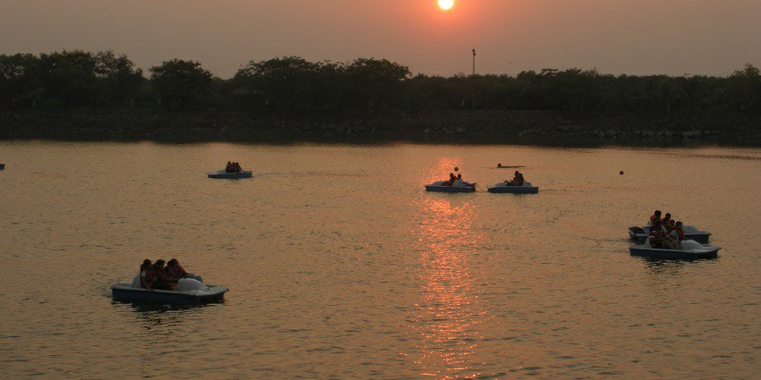 Image of a group of visitors enjoying sunset, while paddling at the Aqua point