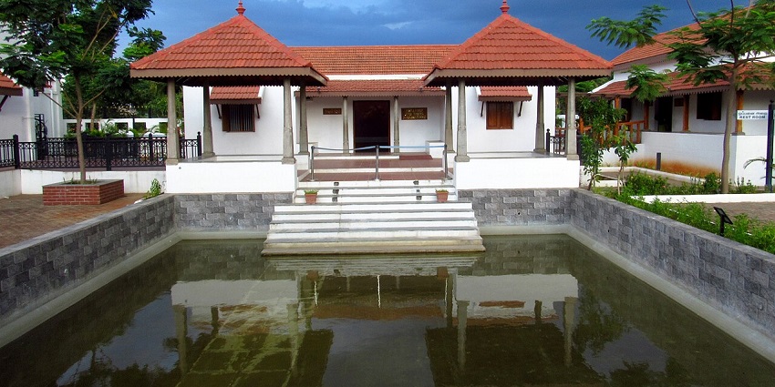 An image of artefacts on display at the Archaeological Museum of India in Tamil Nadu.