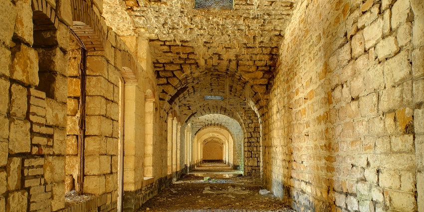 Marvelling at the iconic Asigarh Fort is one of the best things to do in Hisar, Haryana.
