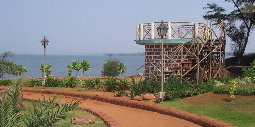 Peshwa Udyan, decked with lush greenery, vibrant flowers, and play areas, is a must-visit.