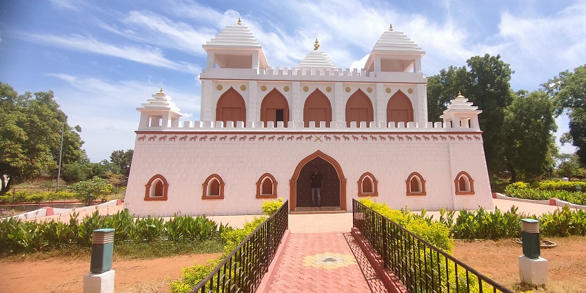 A picture of the grand Kattamboman Memorial Fort surrounded by lush greenery.