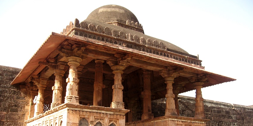 Offering prayers at the iconic Lat Ki Masjid is one of the best things to do in Hisar.