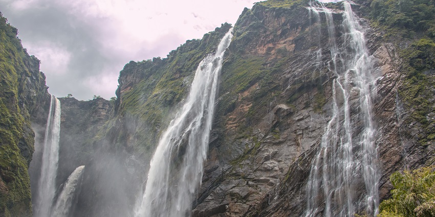 Stunning view of Jog Falls cascading down the cliffs, making it one of the best things to see in Karnataka.