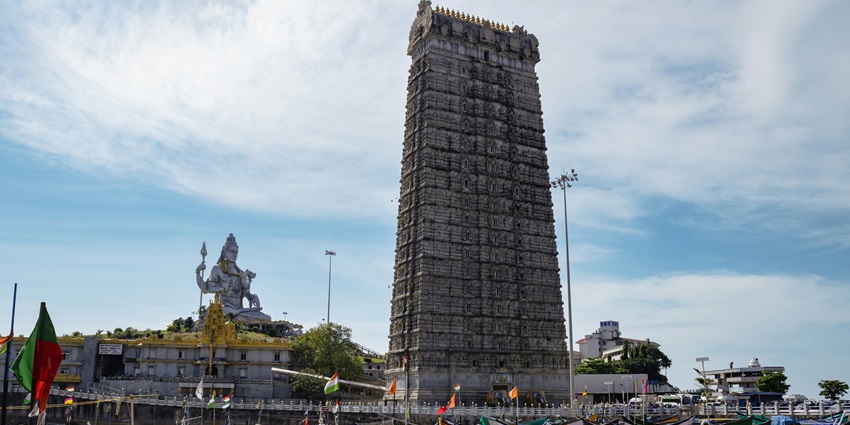 observe the grand entrance of Murudeshwar Temple, one of the best things to do in Murdeshwar