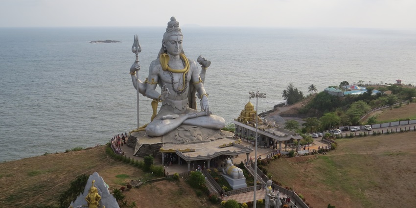 An aerial picture of the iconic Shiva statue at the Murudeshwar temple in Honnavar