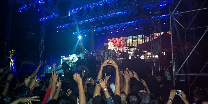 Nightclubs offer vibrant nightlife, music, dancing, and a social atmosphere await.