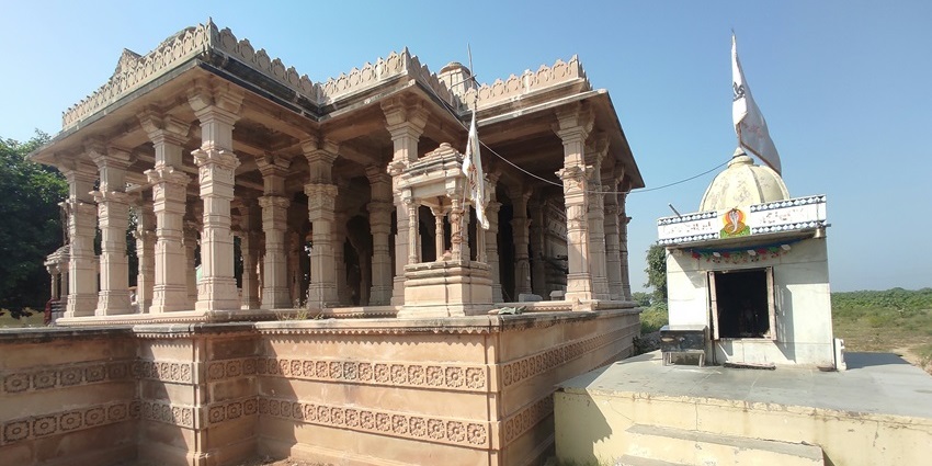 Seeking blessings at the Patteeswaram Temple is one of the top things to do in Kumbakonam.