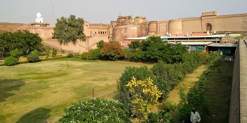 A beautiful view of Gurudwara Sahib is located inside the Qila Mubarak fort complex.