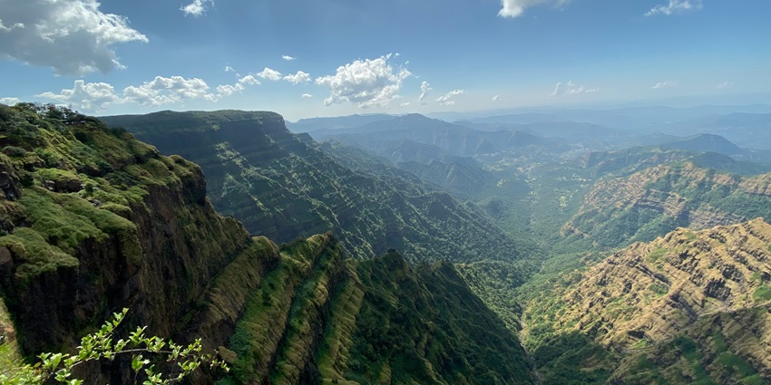 Exploring the serene Mahabaleshwar is one of the best things to do in Maharashtra.