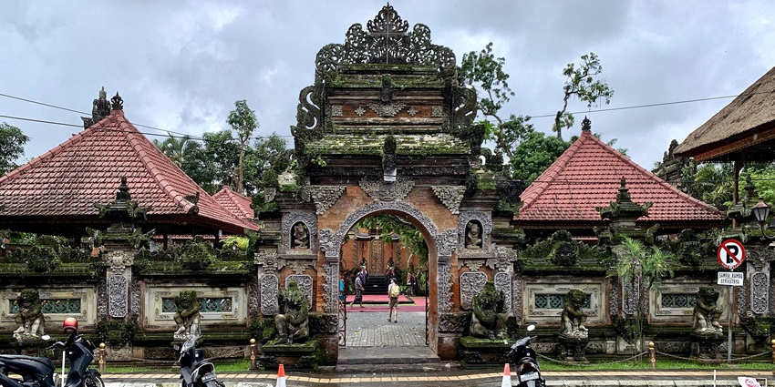 The entrance that leads to the beautiful Ubud Palace of the Royal family in Indonesia