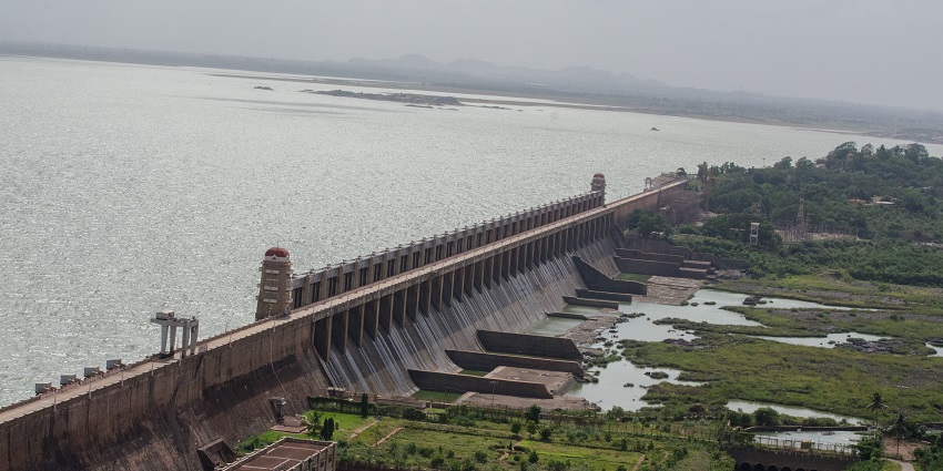 Tungabhadra Dam features a picturesque reservoir, wildlife, and stunning landscapes.