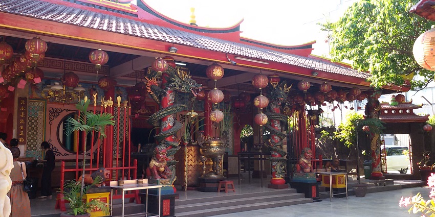 The picture of the front side of Vihara Dharmayana Kuta’s main building in Bali.