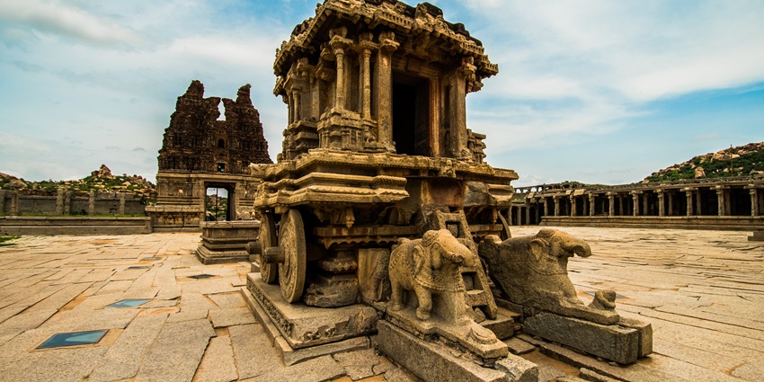 A stone chariot in Vitthal Temple, one of the Hemadpanthi temples in Maharashtra.