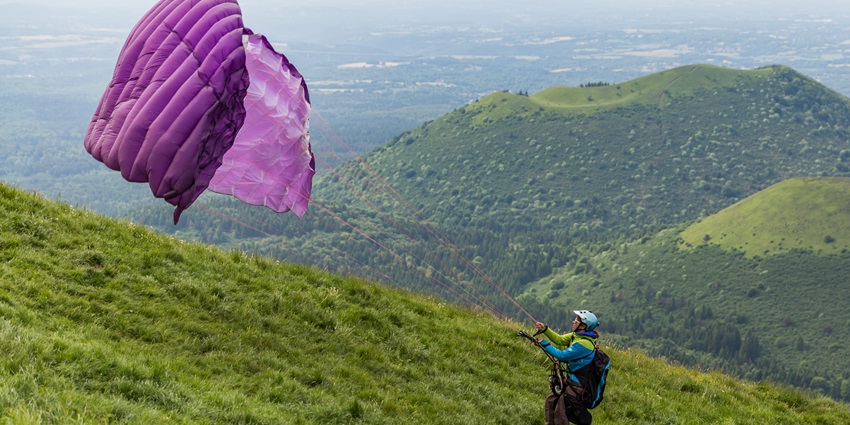 A picture of a scenic hill in Wai, which is famous for adventurous paragliding in Mahabaleshwar