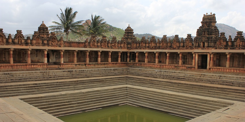 Walking along the temple tank gives the ultimate peace amidst the busy crowds inside.