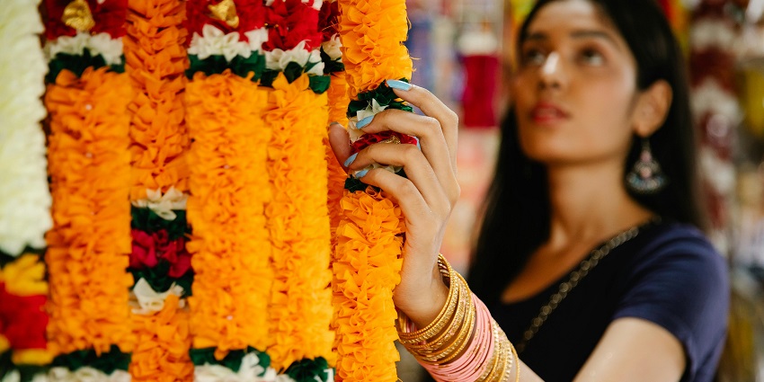 A picture of women shopping in a market, one of the most exciting things to do in Kotagiri.
