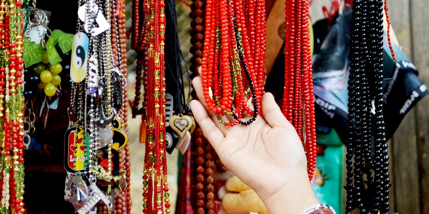 Explore the Colaba Causeway Street market where you can pick up trendy jewellery and artefacts