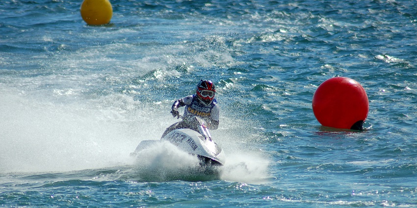 Thrilling things to do in Juhu Beach include enjoying the water sports for all travellers.