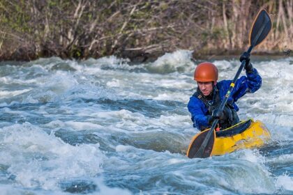 Go kayaking in Pune as part of the top water sports here and enjoy the adrenaline rush.