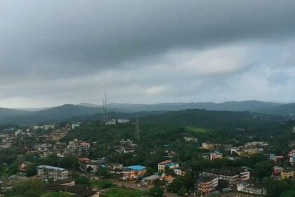 A picture of Dapoli City showing its natural beauty and greenery from a high perspective.