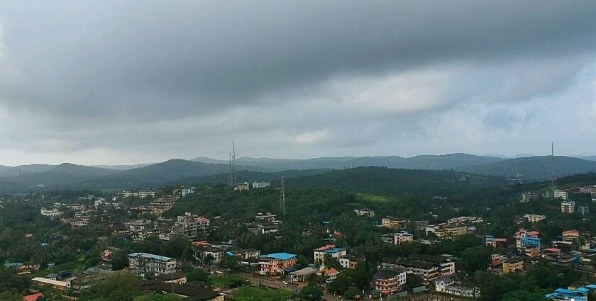 A picture of Dapoli City showing its natural beauty and greenery from a high perspective.