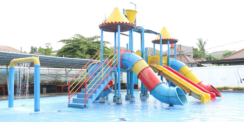 An Image of Two enjoying a fun moment in one of the best water parks in Vasai