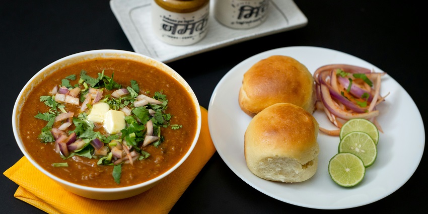 There are fine-dining restaurants and eateries around the fort to explore for visitors.