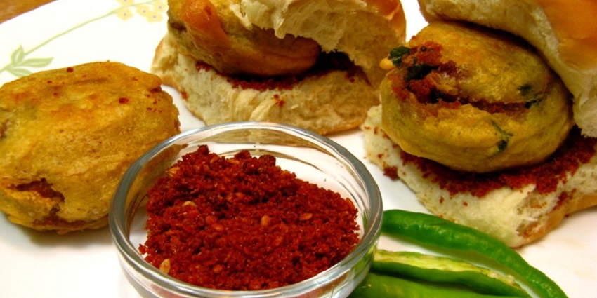 Many restaurants near Suvarnadurg Fort offer delicious food