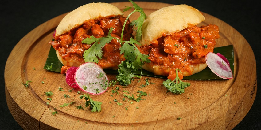 There are many eateries near WaghVille Water Park offering scrumptious delicacies.