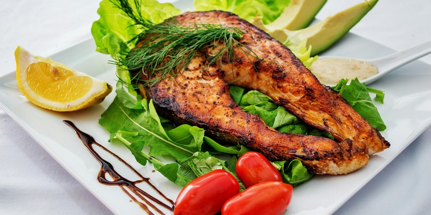 An image of a local restaurant serving fresh seafood dishes with a view of Amed Beach.