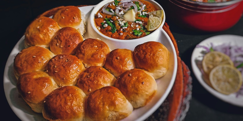 There are many eateries near Kasara Ghat Waterfalls offering scrumptious delicacies.