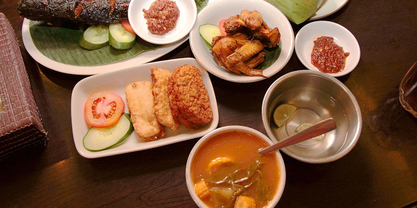 A picture of some authentic Indonesian food to be enjoyed during your trip to Komodo National Park.