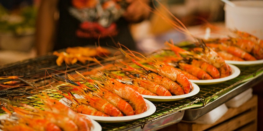 There are many eateries in this region offering scrumptious food including seafood.