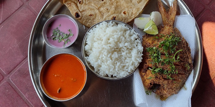 Sarjekot Fort offers a variety of Malvan seafood and traditional Maharashtrian cuisine.
