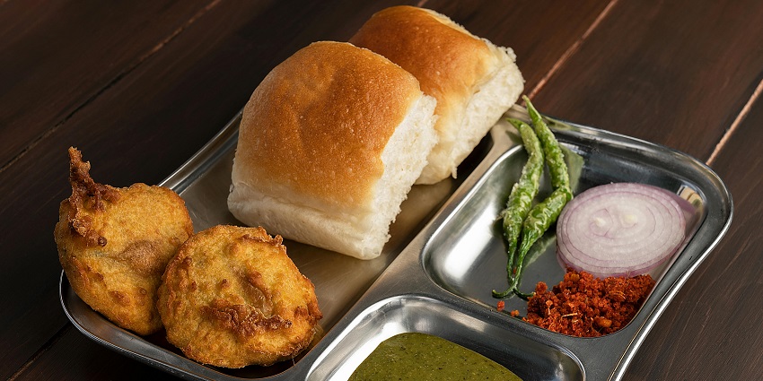 There are many eateries near Shivsrushti Killa Akluj Fort offering scrumptious food.