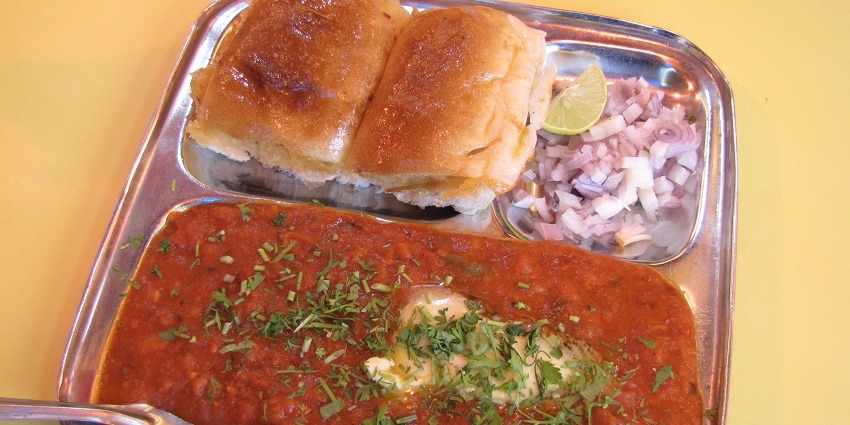 Asava Fort offers various dining options like local eateries, Nashik cafes, and wine tasting