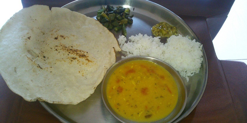 Roha offer traditional Maharashtrian cuisine and limited trek snacks.