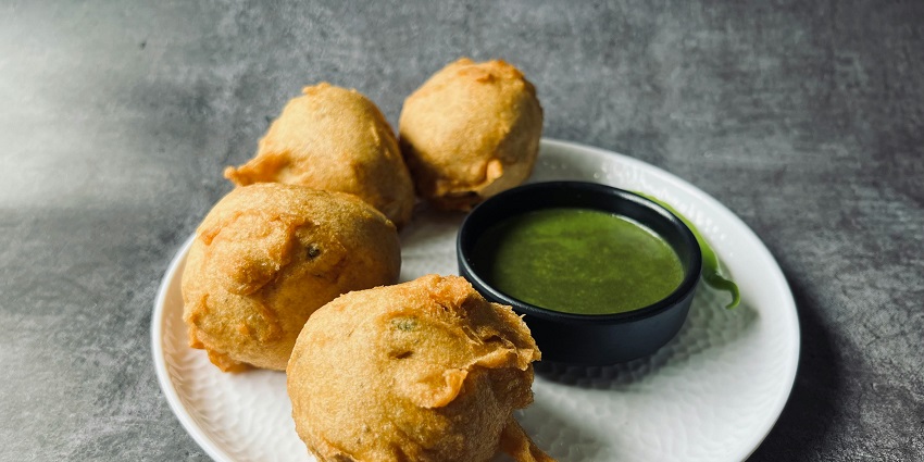 There are many eateries in Maharashtra offering scrumptious delicacies.