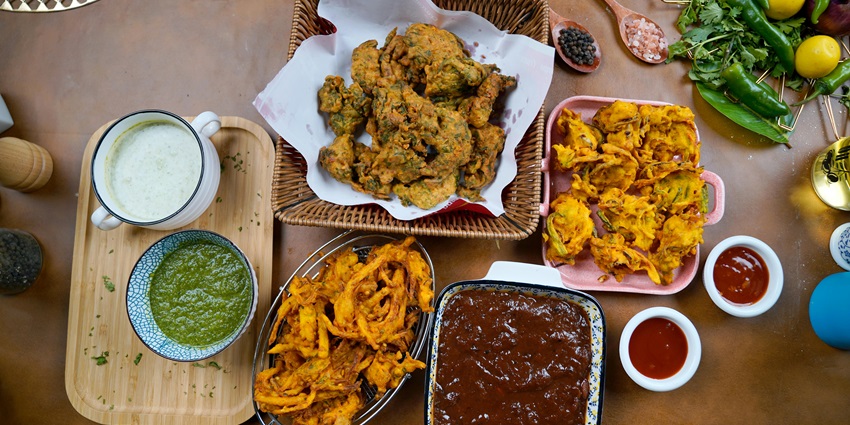 There are many eateries near Gandharpale Caves offering scrumptious delicacies.