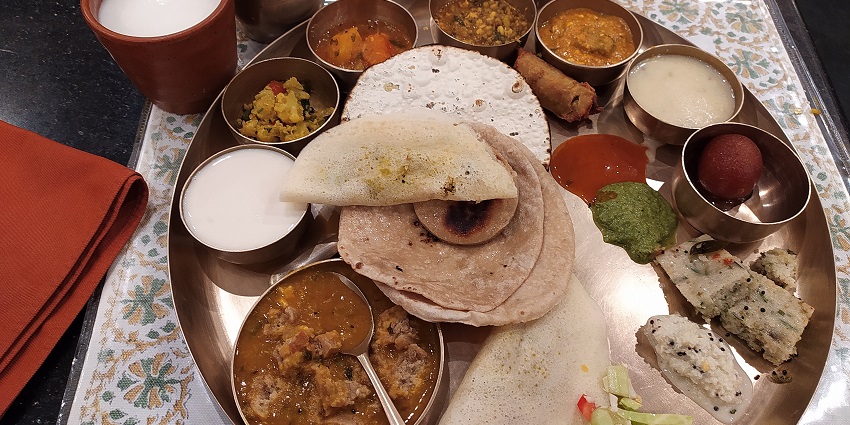 Dining options near the fort in Mahrashtra include local and multi-cuisine dishes.