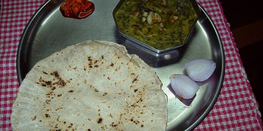 Local cuisine near Malanggad Fort includes Maharashtrian dishes and dhabas.