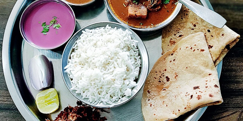 Hotels near the Gopalgad Fort provide a variety of regional specialities.