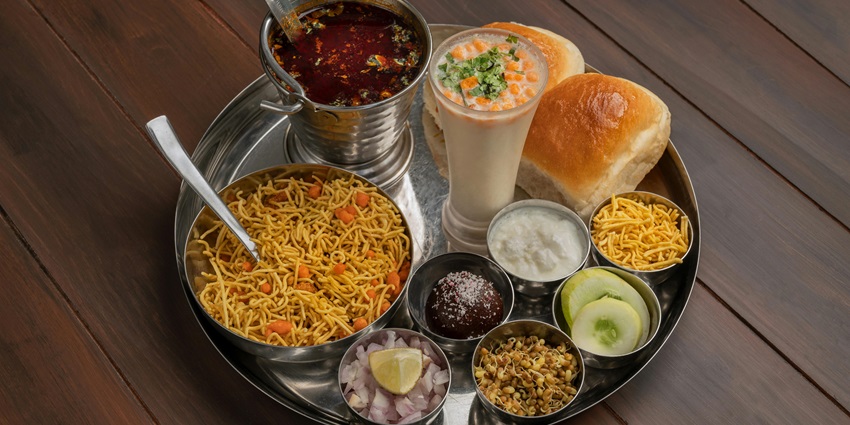 There are many eateries near Sinhagad Fort offering scrumptious delicacies.