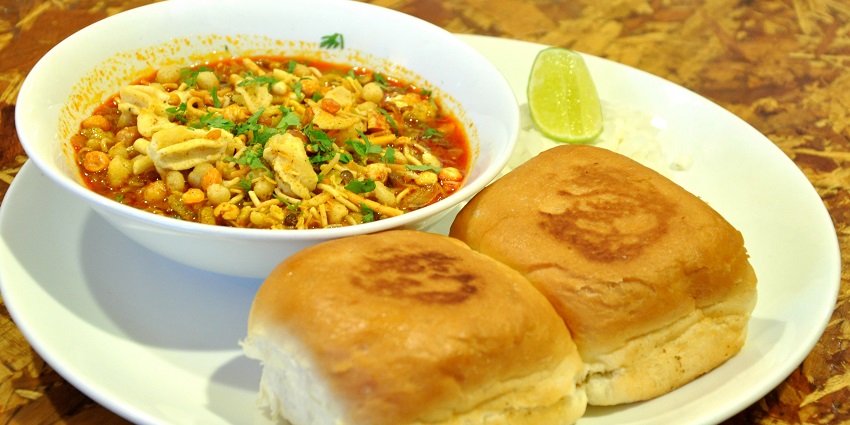 Enjoy traditional Maharashtrian food and street snacks.