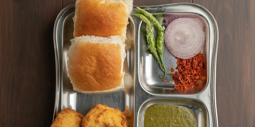 There are many eateries near Ghorawadi Caves offering appetising delicacies.
