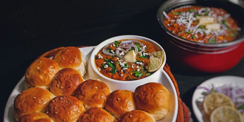 There are many eateries near the Arnala Fort in Maharashtra offering delicious food.
